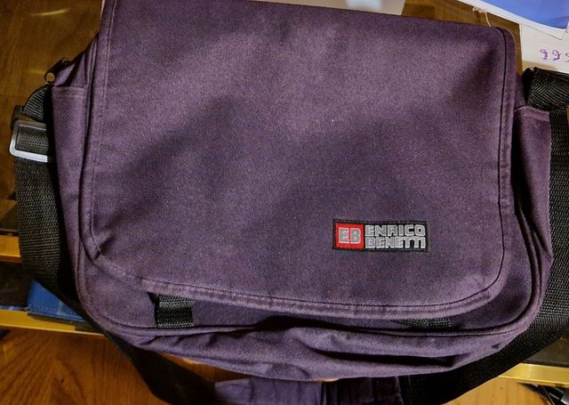 Portfolio, copertina, laptop e documenti