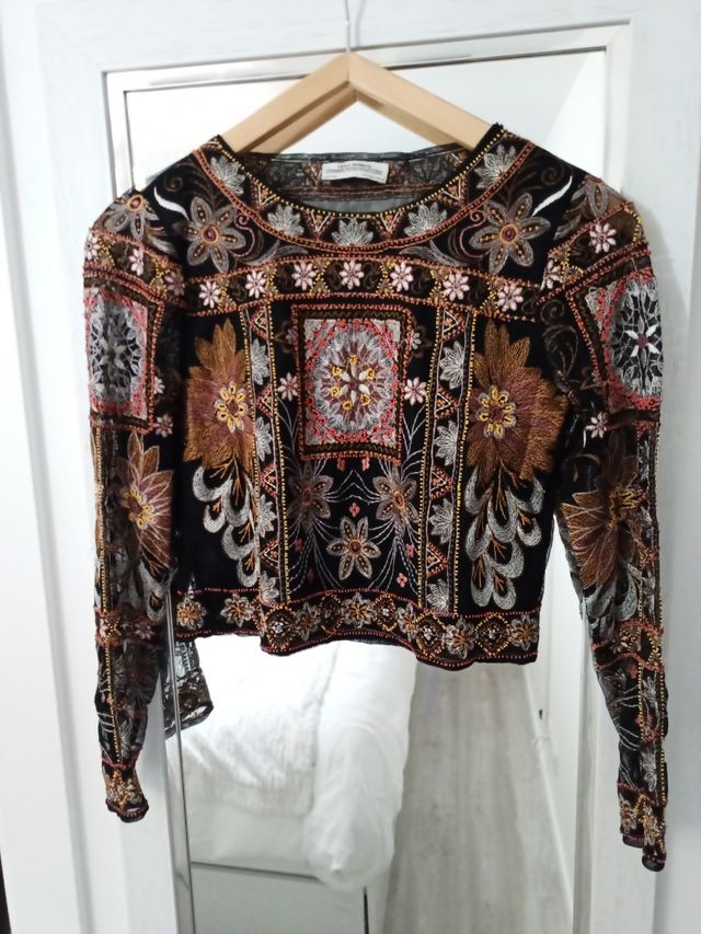 Precioso top redecilla con bordados