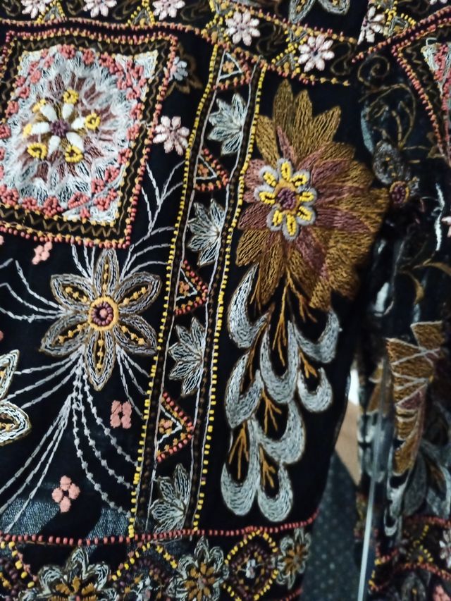 Precioso top redecilla con bordados