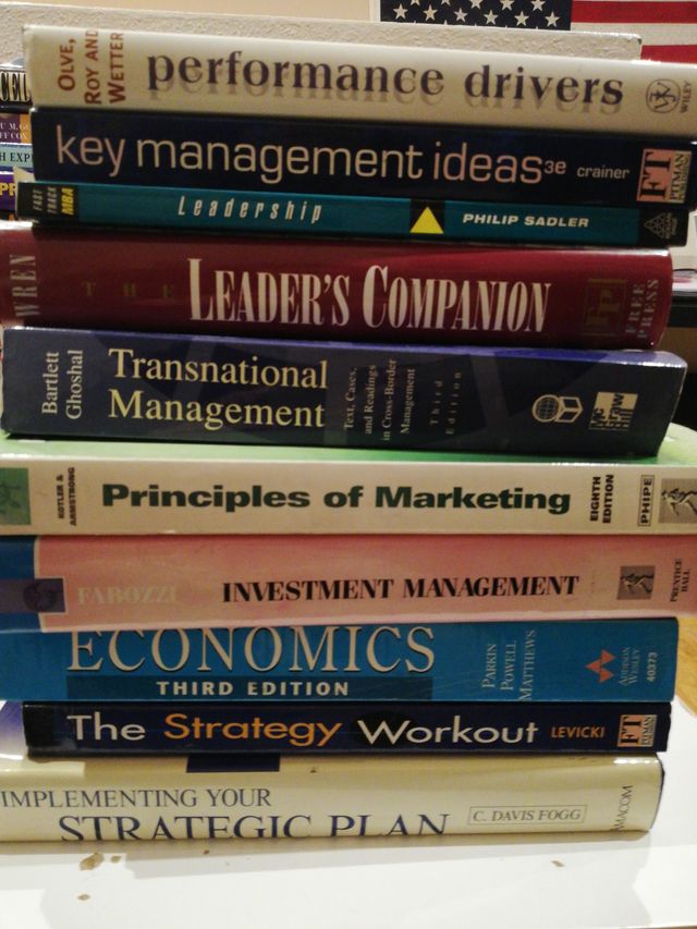 Lote de libros de economía.