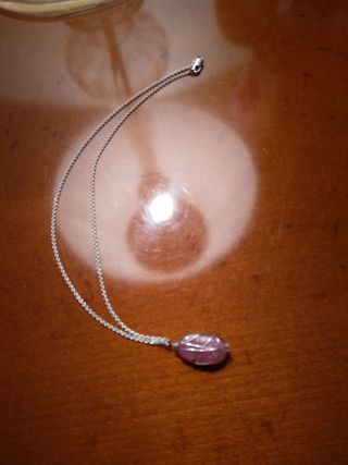 Collana in argento con pietra rosa