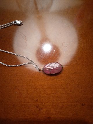 Collana in argento con pietra rosa
