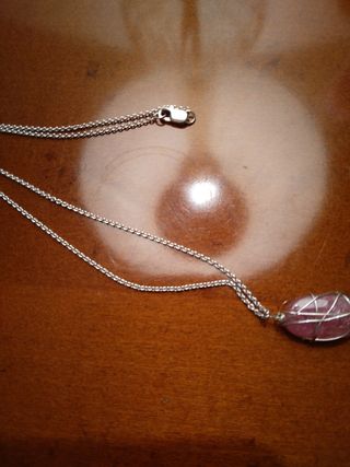 Collana in argento con pietra rosa