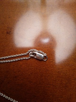Collana in argento con pietra rosa