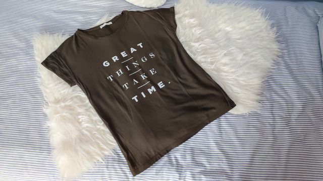 Camiseta verde con texto