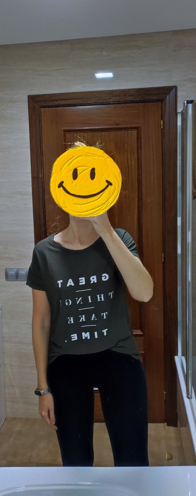 Camiseta verde con texto