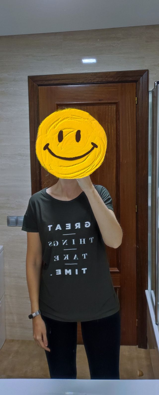 Camiseta verde con texto