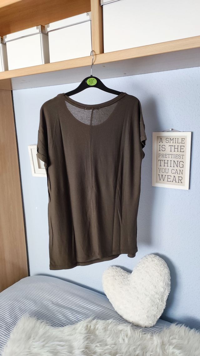 Camiseta verde con texto