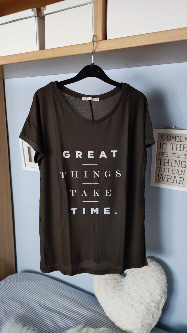 Camiseta verde con texto