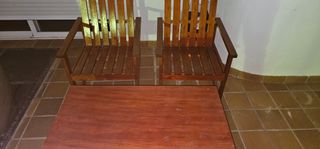 mesa y sillas exteriores