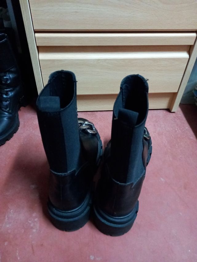 Botines negros cadenas. T 37