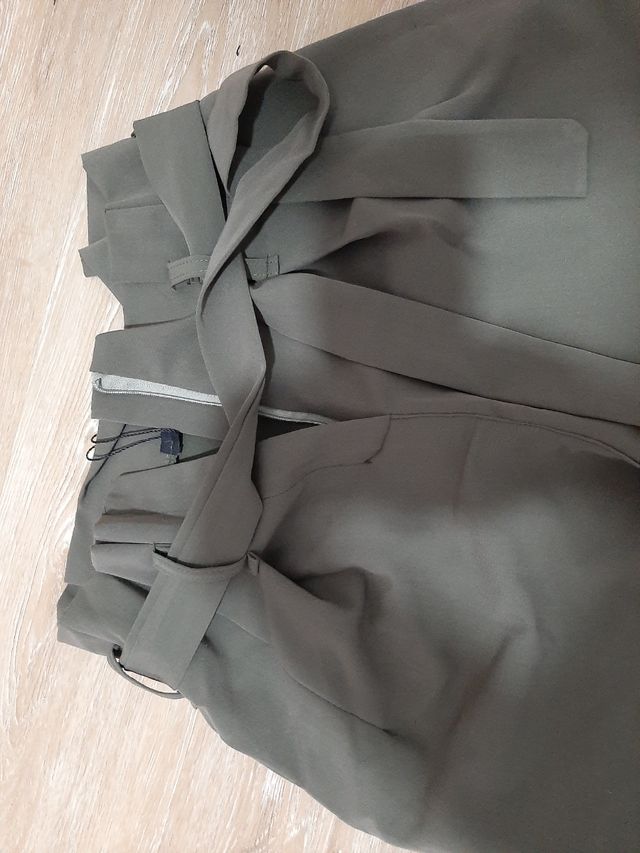 Pantaloni verdi militare