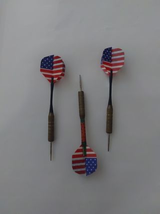 Dardos con bandera.
