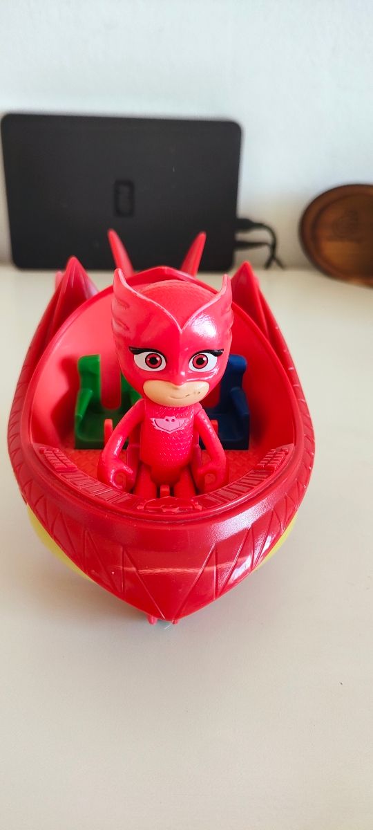 Muñeco y vehículo Buhita pj mask