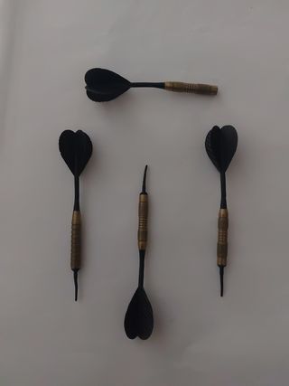 Dardos negros.