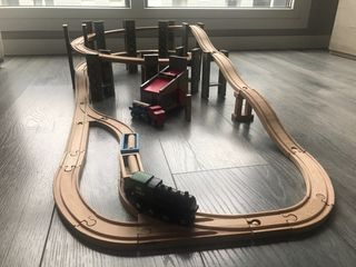 Tren de madera EXPRESS, con muchas piezas extra.