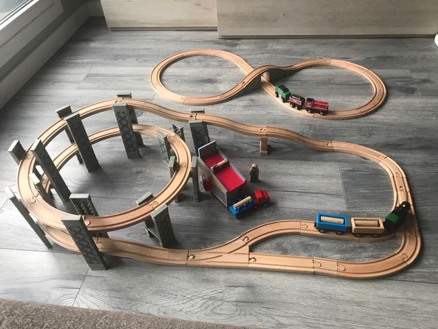 Tren de madera EXPRESS, con muchas piezas extra.