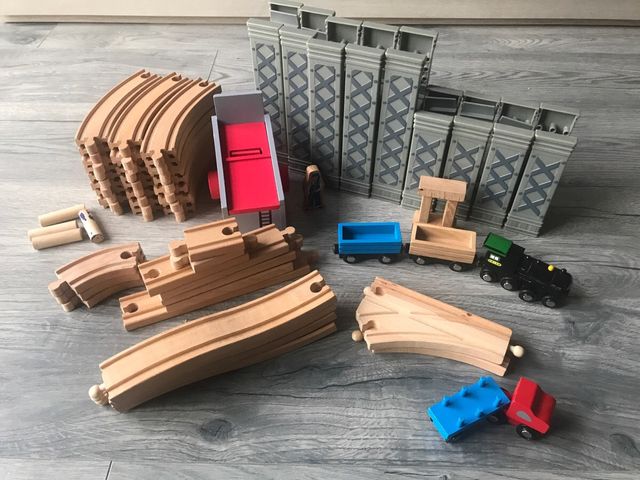 Tren de madera EXPRESS, con muchas piezas extra.