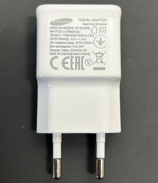 Cargador viaje para móvil o tablet 100-240V 5V 2A