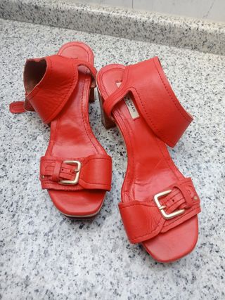 Sandalia roja piel  zara 