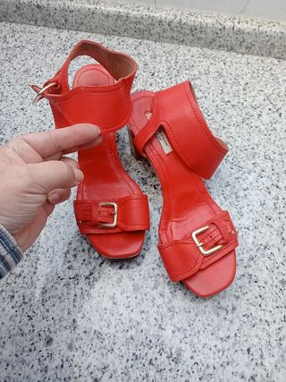 Sandalia roja piel  zara 