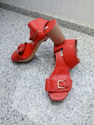 Sandalia roja piel  zara 
