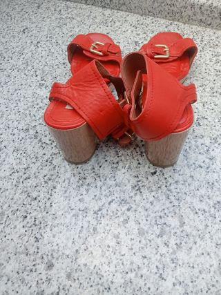 Sandalia roja piel  zara 