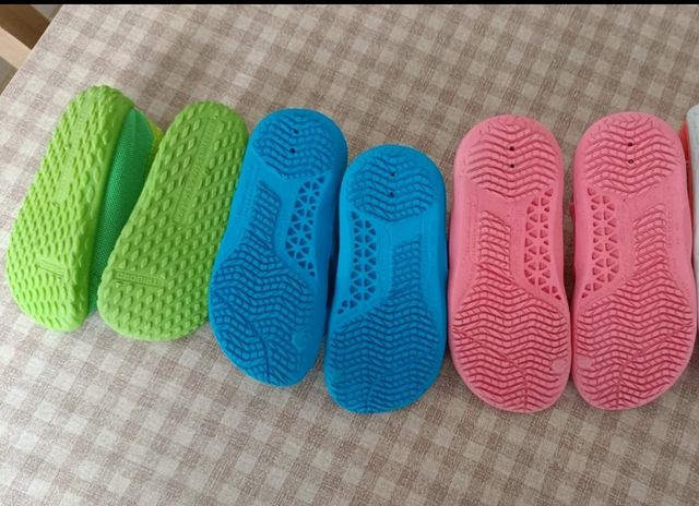 Escarpines y chanclas piscina