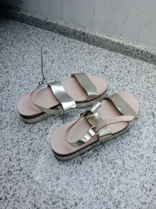 Sandalia dorada zara 