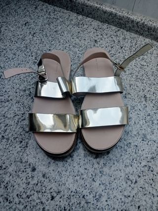 Sandalia dorada zara 