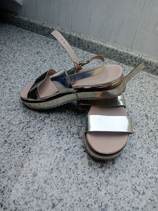 Sandalia dorada zara 