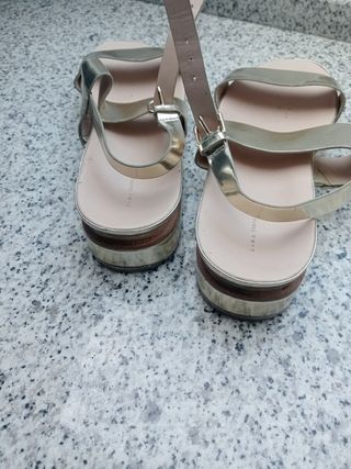 Sandalia dorada zara 