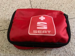 SEAT KIT EMERGENZA PRIMO SOCCORSO + PORTADOCUMENTI