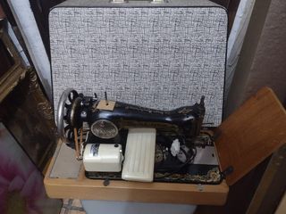Máquina de coser antigua con moto funcionando bien