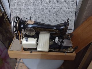 Máquina de coser antigua con moto funcionando bien