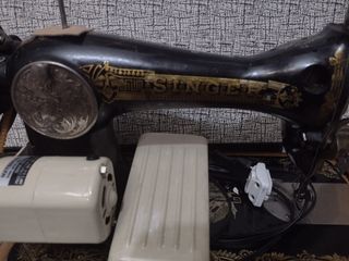 Máquina de coser antigua con moto funcionando bien