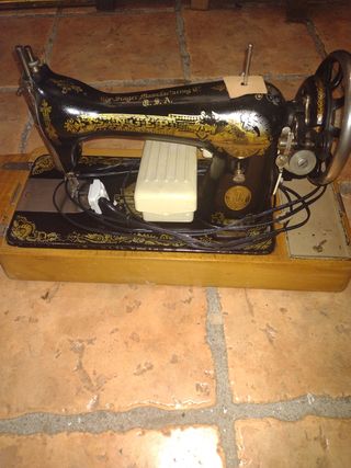 Máquina de coser antigua con moto funcionando bien