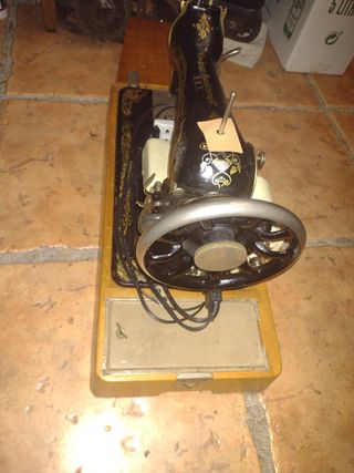 Máquina de coser antigua con moto funcionando bien