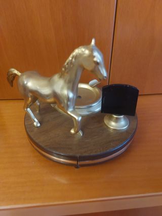 Cenicero  de laton ,madera  caballo vintage