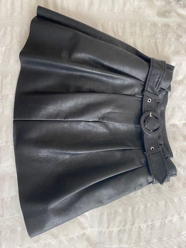 Falda efecto cuero de Zara