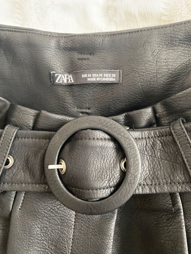 Falda efecto cuero de Zara