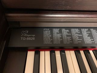 Piano electrónico