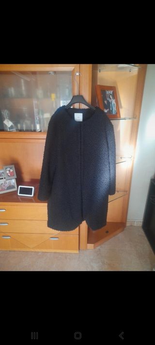 abrigo negro de Mango