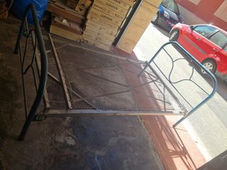 Cama aluminio con pie cero y cabecero vinagre azul