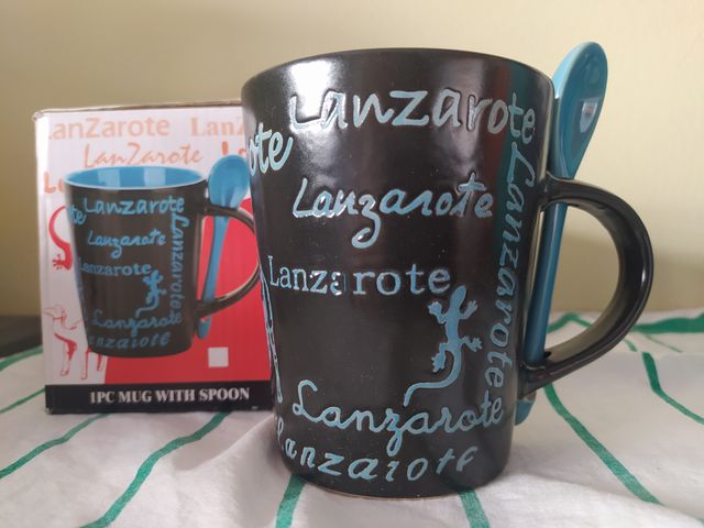 Taza y cuchara de cerámica de Lanzarote