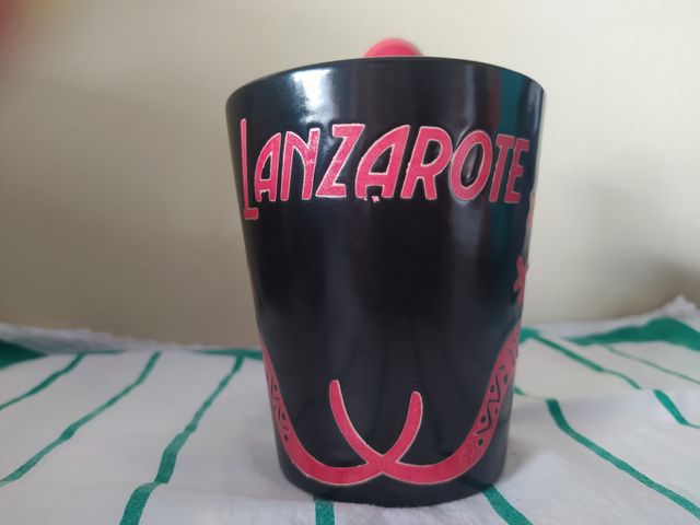 Taza y cuchara de cerámica de Lanzarote
