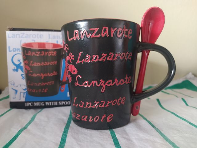 Taza y cuchara de cerámica de Lanzarote