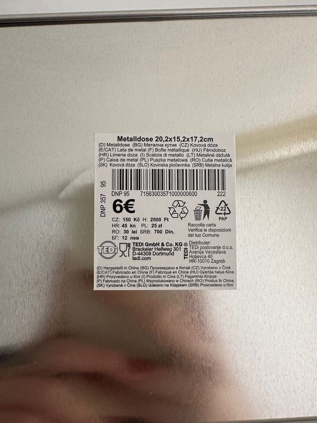 Caja de metal navideña