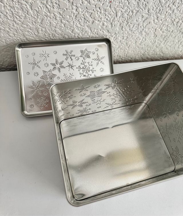 Caja de metal navideña