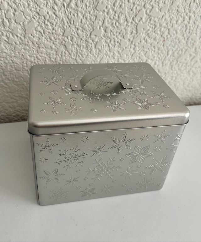 Caja de metal navideña